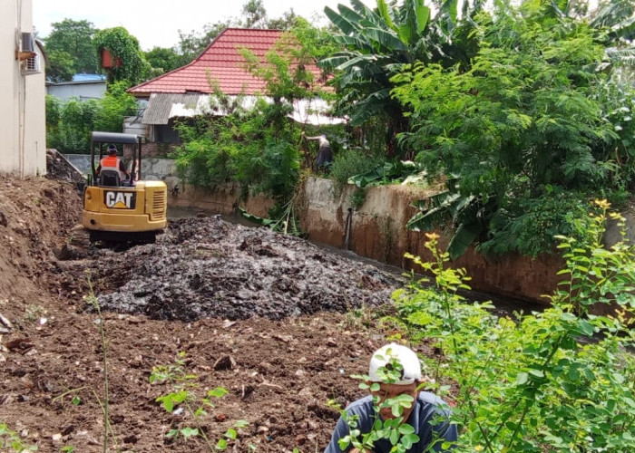 DPUTR Kota Cirebon Terus Bergerak Tekan Potensi Banjir, Kali Sijarak 1 Jadi Lokasi Normalisasi Sungai Terbaru