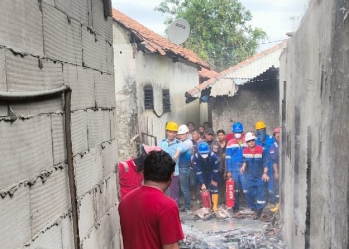 Siang Bolong, Dua Rumah Warga Balongan Hangus Terbakar