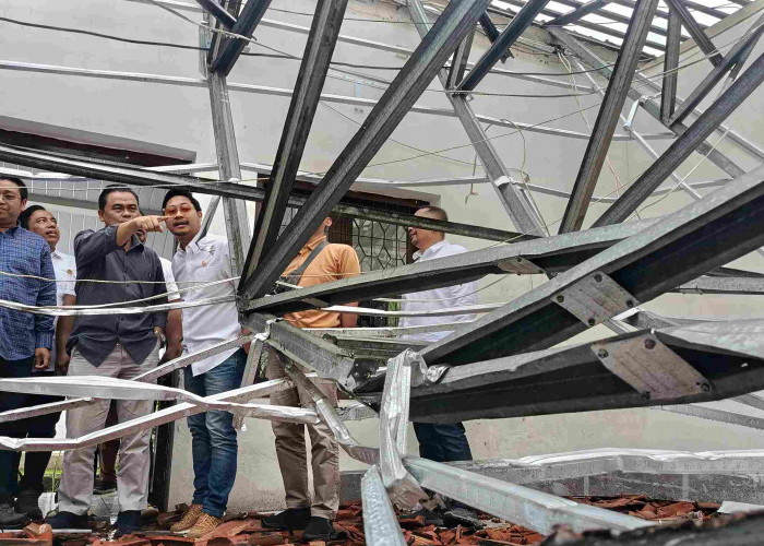 Tinjau Gedung yang Ambruk, Komisi II Minta Disnaker Direlokasi