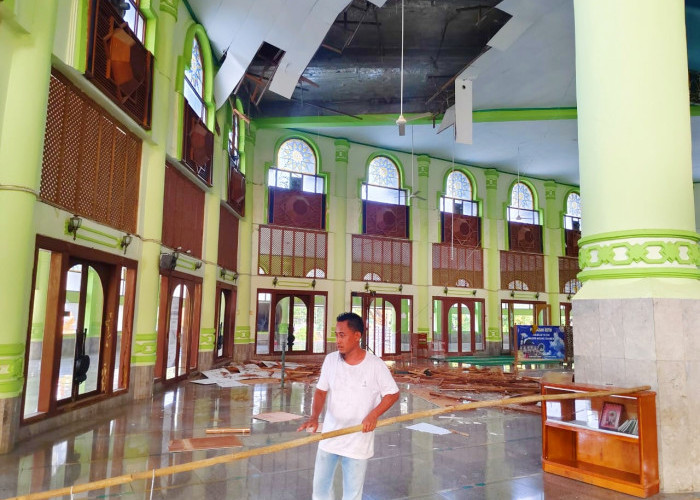Plafon Masjid Agung Sumber Kabupaten Cirebon Rontok, DKM Sudah Ajukan Perbaikan Senilai Rp 38 Miliar