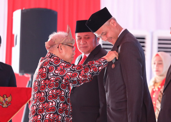 Ganjar Pranowo Raih Tanda Kehormatan Tertinggi Satyalancana Wira Karya Tahun 2023