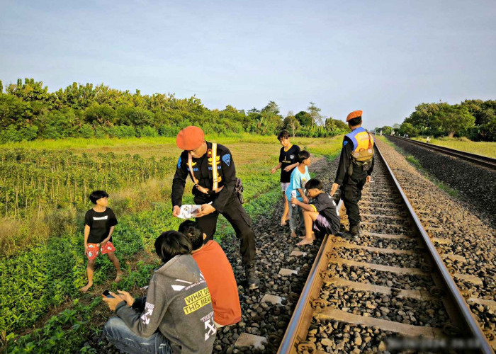 PT KAI Larang Masyarakat Ngabuburit di Rel Kereta Api