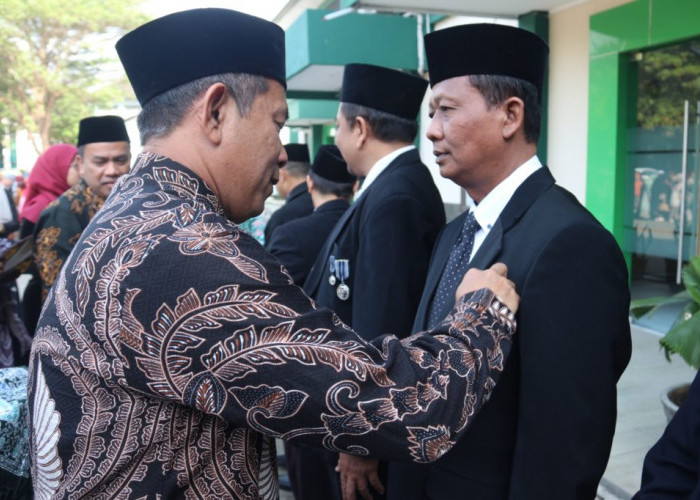 Rektor UIN Siber Cirebon Sematkan Satyalancana Karya Satya: Penghargaan Atas Dedikasi ASN