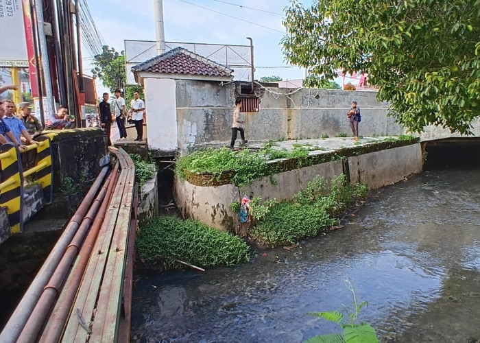 Sidak ke Lapangan, Komisi II DPRD Kota Cirebon Temukan Bangunan di Setengah Badan Sungai