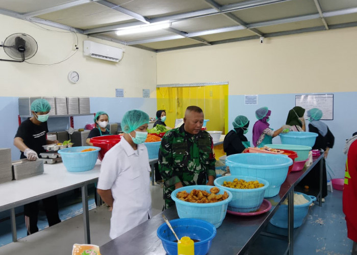 Babinsa Kelurahan Larangan Tinjau Menu Makanan MBG di Dapur Yayasan Pasarean Buyut Kilamayan