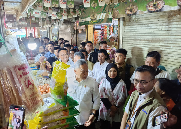 Zulhas Blusukan ke Pasar Jagasatru Cirebon, Sempat Bagi Beras dan Minyak