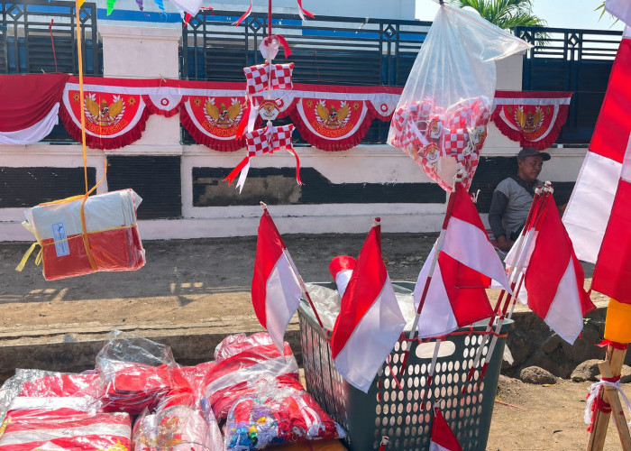Pedagang Bendera di Cirebon Keluhkan Penjualan Lesu Jelang HUT RI ke-81