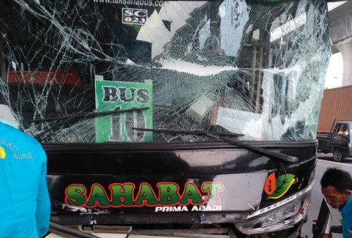Bus Rombongan Haji asal Indramayu Tabrakan Beruntun di Tol Cikampek