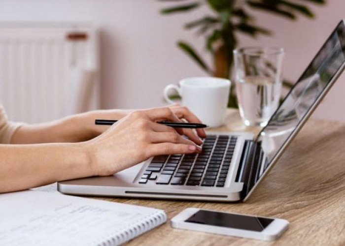 Pilihan Laptop Terbaik untuk Penulis: Fokus ke Keyboard Nyaman dan Layar Anti-Silau