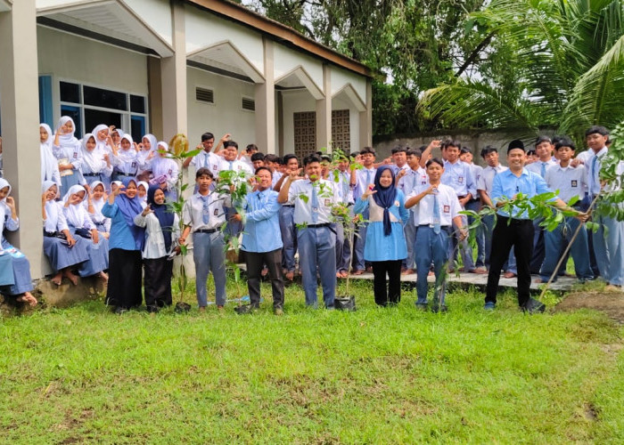 Peduli Lingkungan, Sekolah Berbasis Pesantren SMK Plus Al-Hilal Tanam Pohon dan Toga