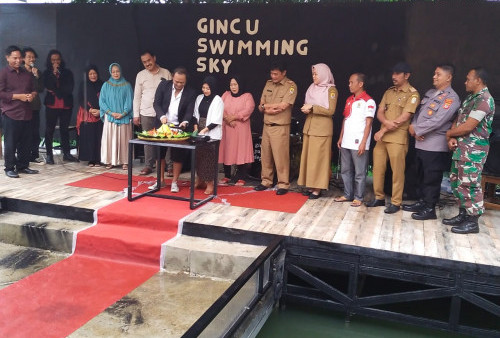 Kopi Gincu, Dilengkapi Gincu Swimming Sky dan Belajar Ngomong Inggris