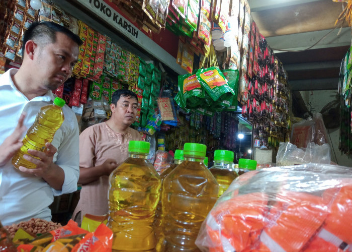 Minyak Goreng Kemasan Botol Langka di Pasar Pagi Cirebon