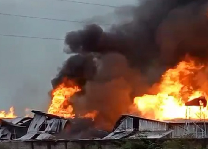 Hari Sudah Berganti, Kobaran Api di Pabrik Busa Arjawinangun Belum Bisa Dipadamkan 