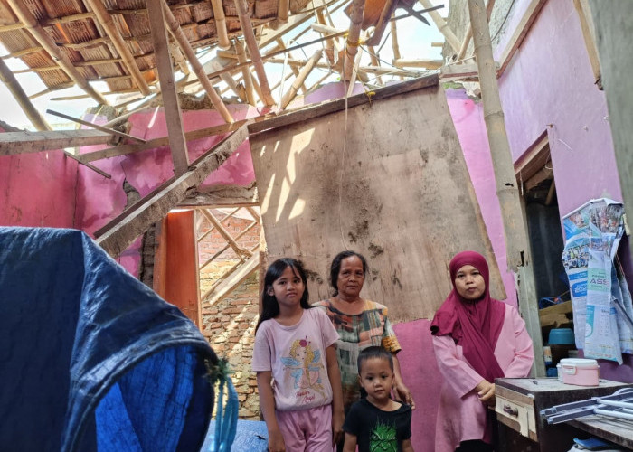 Musim Penghujan Menghantui Warga Surapandan Argasunya Kota Cirebon yang Hidup di Rumah Tak Layak Huni