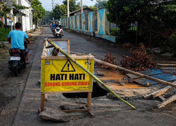 Jalan Amblas di Watubelah Belum Tersentuh Perbaikan, Warga Mulai Cemas