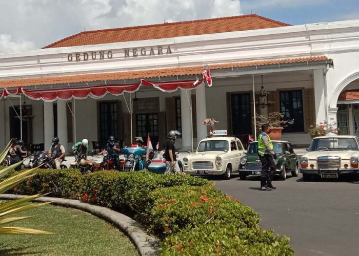 Momen Langka, Konvoi Kendaraan ‘Veteran’ Mengaspal di Cirebon