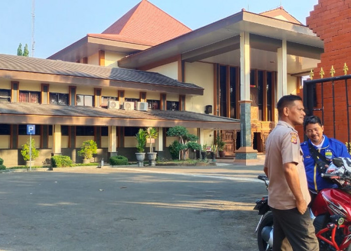 98 Tenaga Kerja  Kontrak di DPRD Kabupaten Cirebon Kecewa, Tak Ada Kesempatan Masuk PPPK