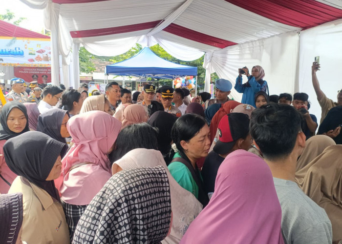 Gerakan Pangan Murah Polres Cirebon Kota di Lapangan Kebon Pelok Diserbu Warga