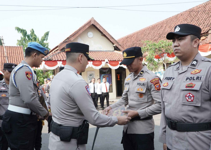Terakhir Pimpin Apel, Kapolres Ciko Eko Iskandar Beri Penghargaan 51 Personel