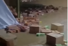Gudang Logistik Surya Toserba Sumber Jebol Diterjang Luapan Sungai Cipager