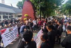 Diduga Pungli Dana BOS, Massa Kepung Disdik