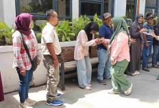 Kesulitan Bangun Kios, Wakil Walikota Fasilitasi Akses Pembiayaan untuk Pedagang Bunga di Dukuh Semar