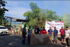 Warga Kecomberan Tutup Jalan Ir Soekarno Warung Asem akibat Sampah yang Menumpuk