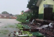 Tembok Pagar SMPN 2 Sumber Jebol Diterjang Banjir