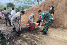 Koramil Ciniru Bangun Jalan Pasca Longsor di Desa Pinara