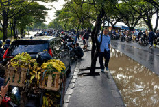Pantura Cirebon Timur Lumpuh Diterjang Banjir, Karyawan Pabrik Tertahan di Median Jalan