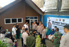 Warga Menunggu Berjam-jam Akhirnya Wakapolda Jabar Kunjungi Rumah Penerima Bantuan Rutilahu di Cirebon