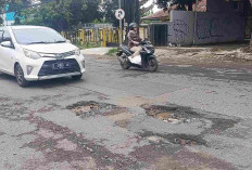 Jalan Cipto MK Semakin Berlubang, Warga Minta Perbaikan