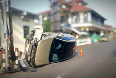 Ngantuk Usai Perjalanan, HR-V Hantam Tugu dan Tiang Listrik 