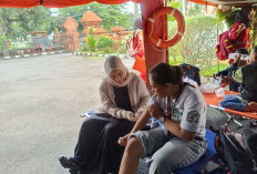 Tim Kesehatan Puskesmas Drajat Selalu Tanggap Obati Pemudik Arus Balik Lebaran yang Alami Kecelakaan