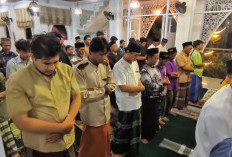 Tarawih Tiga Jam di Masjid Nurul Ikhsan Cirebon, Lima Imam Bergantian Pimpin Jamaah