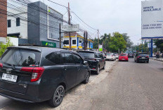 Trotoar Jalan Wahidin Rusak Dipakai Parkir Mobil, Dishub Diminta Bertindak