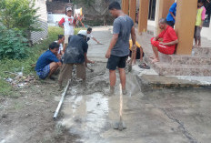 Warga Blok Sidada Kalikoa Gotong Royong Perbaiki Jalan Rusak Usai Bertahun-tahun Tak Diperbaiki Pemerintah
