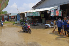 Petugas Damkar Kota Cirebon Banjir Orderan Bersihkan Lumpur Pasca Banjir