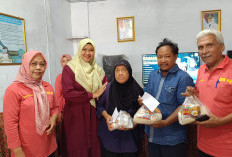 Ketua RW 05 Kenduruan Panjunan Bagikan 110 Paket Sembako untuk Warga