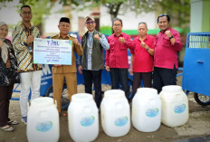 TJSL PNM Cabang Cirebon, Bantu Desa Atasi Persoalan Lingkungan Melalui Penyerahan Gerobak Sampah