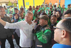 Zulhas Bagi-bagi Beras, 250 Driver Ojol di Cirebon Dapat Bantuan