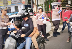 Polantas Kuningan Bagikan Takjil, Tebar Kepedulian Ramadan di Jl Siliwangi