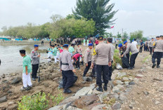 Polres Ciko Bebersih Pantai Kejawanan