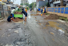 Lama Tunggu Pemda, Pemuda Sicalung Perbaiki Jalan dengan Swadaya