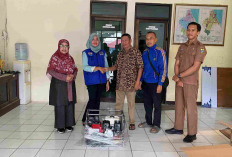 Endah Serahkan Titipan Bantuan Pompa Air dari Kang Hero untuk Warga Drajat