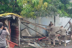 15 Bangunan Liar di Jalan Dukuh Semar Dibongkar Satpol PP Kota Cirebon