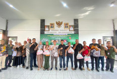 Ratusan Warga Antre OPADI di Lemahwungkuk, Paket Pangan Bersubsidi Ditebus Rp40 Ribu