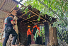 Akibat Hujan, 3 Rumah di Kalijaga Ambruk dalam Satu Malam