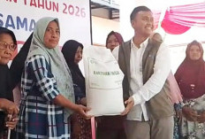 Penyaluran Bantuan Pangan di Desa Geyongan Cirebon, Rokhmin Dahuri: Harus Jadi Jembatan Kemandirian
