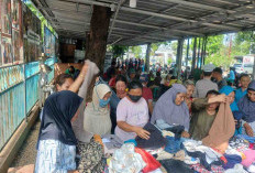 Pemuda dan Polisi di Cirebon Berbagi Ratusan Pakaian Layak Pakai